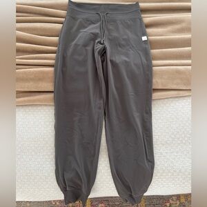 Vuori jogger olive green size small, like new condition